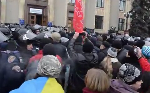 Митинг в Харькове. Стоп-кадр с видео в YouTube Митинг в Харькове. Стоп-кадр с видео в YouTube
