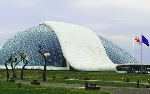 Здание парламента Грузии в Кутаиси. Фото Spartaky с сайта wikimedia.org Здание парламента Грузии в Кутаиси. Фото Spartaky с сайта wikimedia.org