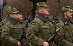 Бойцы сил самообороны Крыма. Стоп-кадр видео с YouTube Бойцы сил самообороны Крыма. Стоп-кадр видео с YouTube