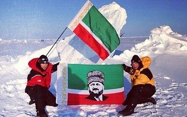 Флаг Чечни на Северном полюсе. Фото из личного аккаунта Р.Кадырова в Instagram Флаг Чечни на Северном полюсе. Фото из личного аккаунта Р.Кадырова в Instagram