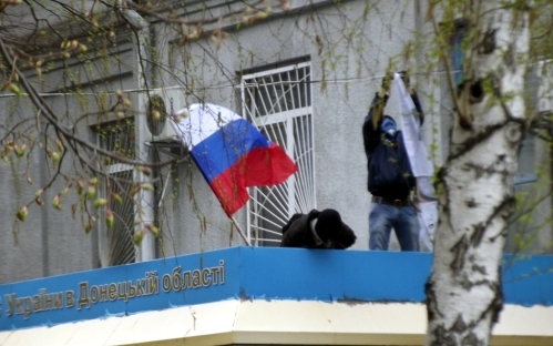 Флаг РФ на здании райотдела милиции в Славянске. Стоп-кадр с видео в YouTube Флаг РФ на здании райотдела милиции в Славянске. Стоп-кадр с видео в YouTube