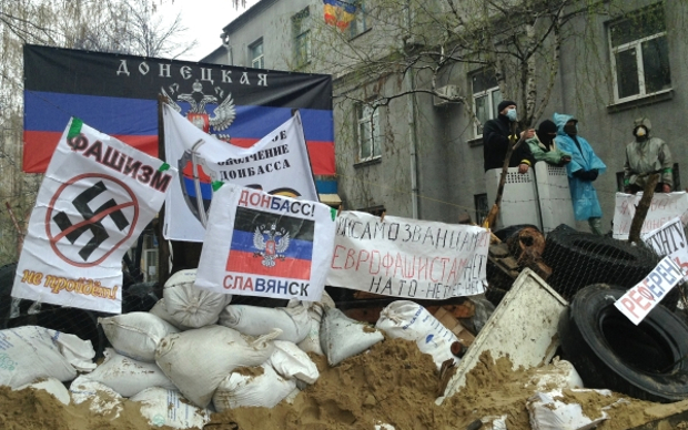 Сторонники федерализации Украины у здания РОВД в Славянске © РИА Новости Сторонники федерализации Украины у здания РОВД в Славянске © РИА Новости