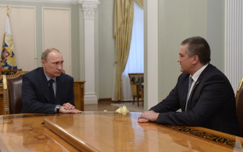 Владимир Путин и Сергей Аксенов во время встречи в резиденции Ново-Огарево © РИА Новости, Алексей Никольский Владимир Путин и Сергей Аксенов во время встречи в резиденции Ново-Огарево © Р