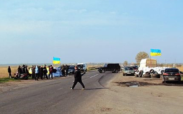 Блокпост на дороге в Одессу. Фото со страницы <a target="_blank" href="https://www.facebook.com/people/%D0%9E%D0%BB%D0%B5%D0%B3-%D0%A1%D0%B2%D1%8F%D1%82%D0%BE%D0%B2%D0%BE%D0%B7%D0%B4%D0%B2%D0%B8%D0%B6%D0%B5%D0%BD%D0%B1%D0%B5%D1%80%D0%B3/100003928474210">Олега Святовоздвиженберга</a> в Facebook Блокпост в Одессе. Фото со страницы Олега Святовоздвиженберга в Facebooko