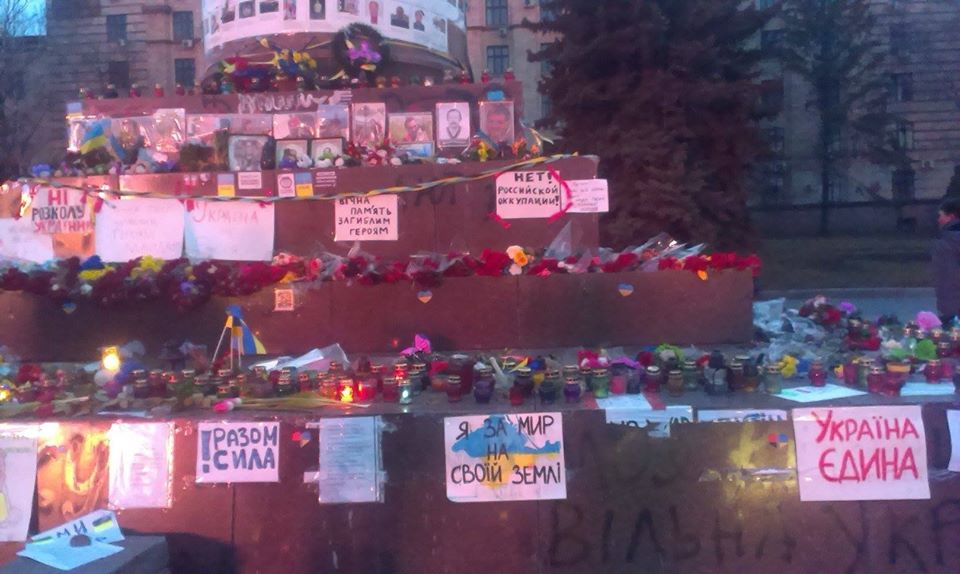 «Памятник» «небесной сотне» в Днепропетровске. Фото из Facebook Евгения Гендина «Памятник» «небесной сотне» в Днепропетровске. Фото из Facebook Евгения Гендина