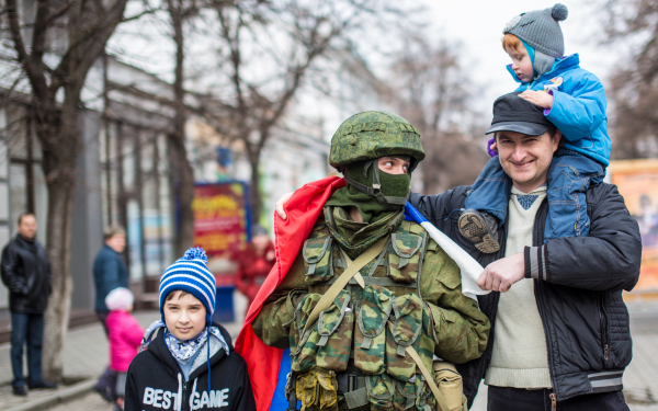 Жители Симферополя фотографируются с военным © РИА Новости, Андрей Стенин Жители Симферополя фотографируются с военным © РИА Новости, Андрей Стенин