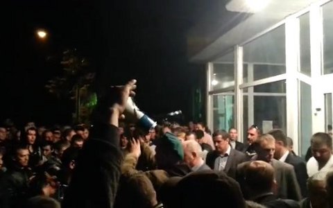 Забастовка луганских шахтеров. Стоп-кадр с видео в YouTube Забастовка луганских шахтеров. Стоп-кадр с видео в YouTube