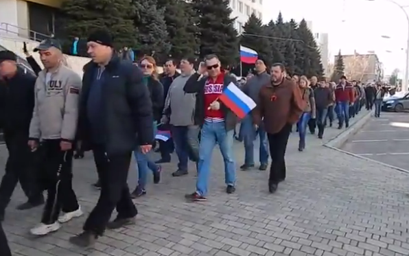 Митингующие в Луганске. Стоп-кадр с видео в YouTube Митингующие в Луганске. Стоп-кадр с видео в YouTube