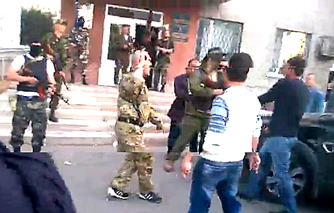 Военные в Красноармейске. Стоп-кадр с видео в YouTube Военные в Красноармейске. Стоп-кадр с видео в YouTube