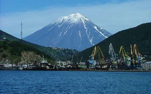 Петропавловск-Камчатский с Авачинской губы. Фото с сайта wikimedia.org Петропавловск-Камчатский с Авачинской губы. Фото с сайта wikimedia.org