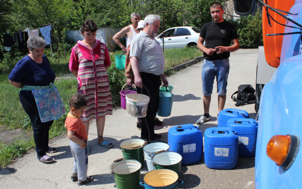 Жители Старого Крыма запасаются пресной водой © РИА Новости, Юрий Лашов Жители Старого Крыма запасаются пресной водой © РИА Новости, Юрий Лашов