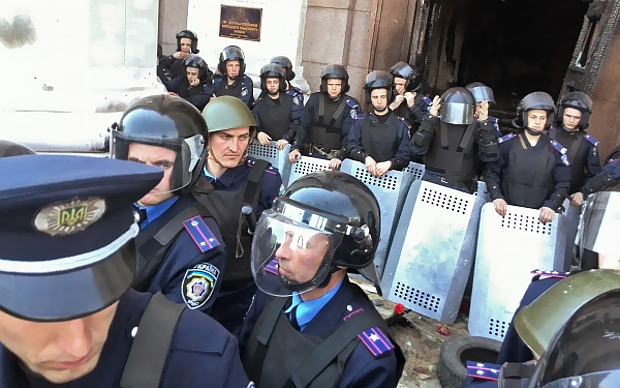 Милиция у здания Дома профсоюзов в Одессе © РИА Новости, Алена Николаенко Милиция у здания Дома профсоюзов в Одессе © РИА Новости, Алена Николаенко