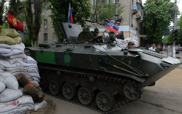 Боевая машина возле баррикад в Славянске © РИА Новости, Михаил Воскресенский Боевая машина возле баррикад в Славянске © РИА Новости, Михаил Воскресенский