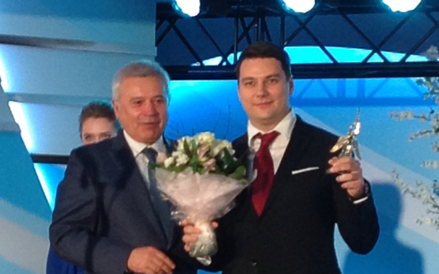 Вагит Алекперов награждает победителя Алексея Маврина © KM.RU, Игорь Орлов Вагит Алекперов награждает победителя Алексея Маврина © KM.RU, Игорь Орлов