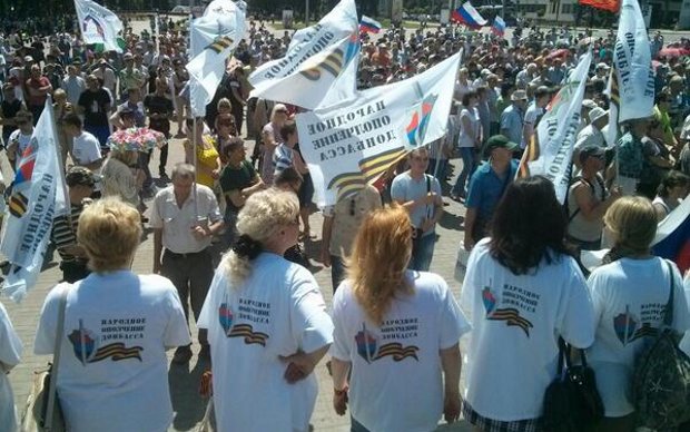 Участники митинга в Донецке. Фото пользователя Twitter Petr Shelomovisky Участники митинга в Донецке. Фото пользователя Twitter Petr Shelomovskiy