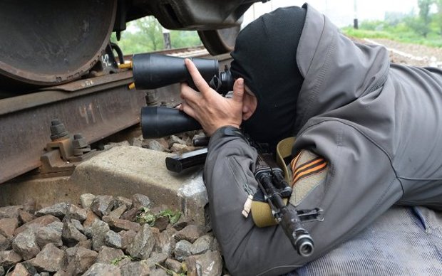 Боец самообороны Славянска на блокпосту © РИА Новости, Михаил Воскресенский Боец самообороны Славянска на блокпосту © РИА Новости, Михаил Воскресенский