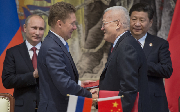 Владимир Путин, Алексей Миллер и Чжоу Цзипин во время церемонии подписания совместных документов в Шанхае © РИА Новости, Сергей Гунеев Владимир Путин, Алексей Миллер и Чжоу Цзипин во время церемонии подписания совм