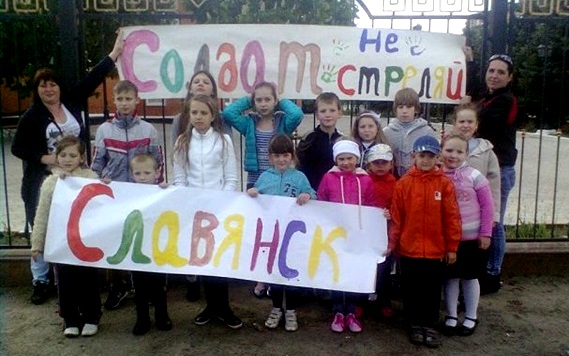 Митинг детей в Славянске. Фото с сайта slavgorod.com.ua Митинг детей в Славянске. Фото с сайта slavgorod.com.ua