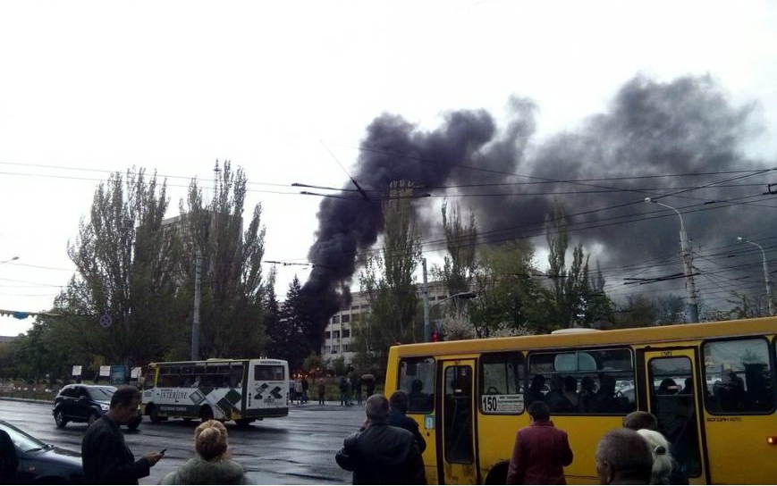Пожар у здания мариупольского горсовета. Фото с сайта 0629.com.ua Пожар у здания мариупольского горсовета. Фото с сайта 0629.com.ua
