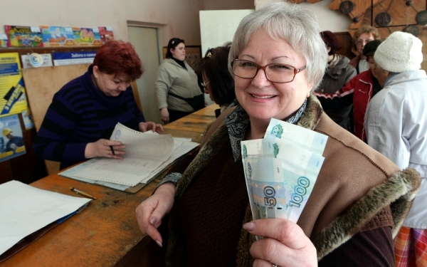 Крымчане получают пенсию в рублях © РИА Новости, Михаил Воскресенский Крымчане получают пенсию в рублях © РИА Новости, Михаил Воскресенский