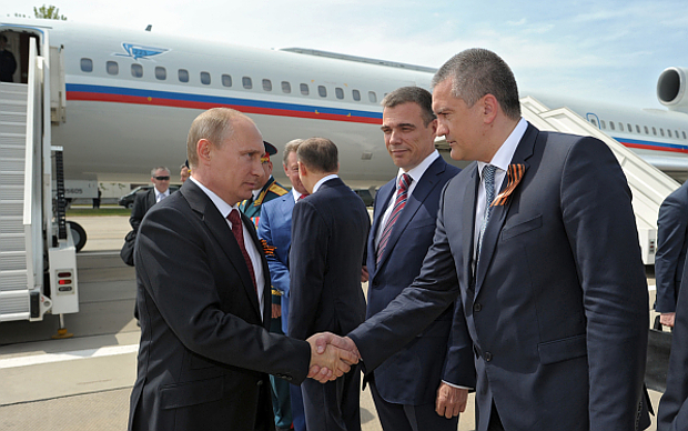 Владимир Путин и и.о. главы Крыма Сергей Аксенов в аэропорту Бельбек © РИА Новости, Алексей Дружинин Владимир Путин и и.о. главы Крыма Сергей Аксенов © РИА Новости, Алексей Дружинин