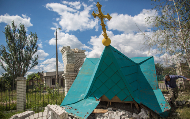 Разрушенный купол часовни в поселке Черевковка под Славянском © РИА Новости, Андрей Стенин Разрушенный купол часовни в Черевковке © РИА Новости, Андрей Стенин