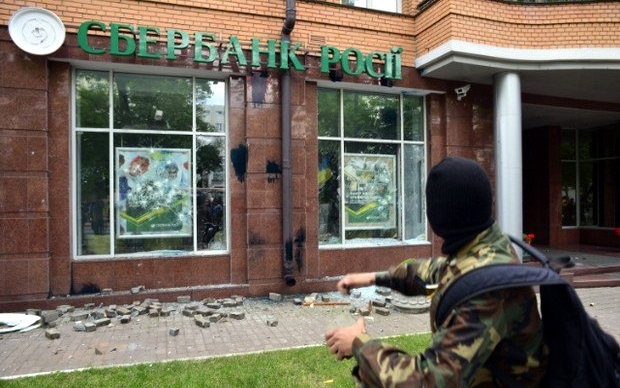Погромщик у киевского отделения «Сбербанка». Фото с сайта lb.ua Погромщик у киевского отделения «Сбербанка». Фото с сайта lb.ua