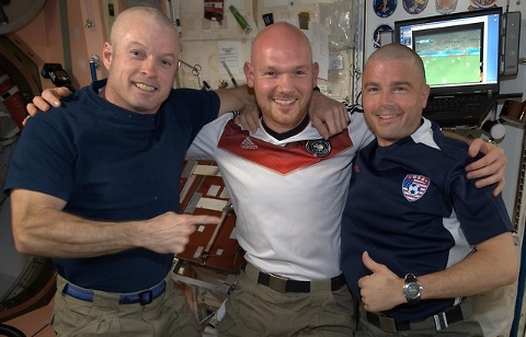 Грегори Вайзман, Александер Герст и Стивен Свонсон. Фото из Twitter @Astro_Alex