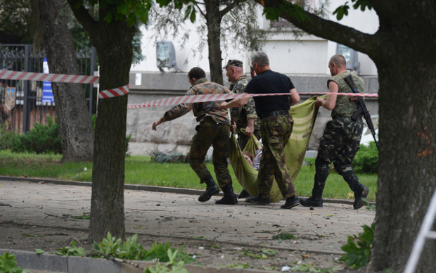 Народные ополченцы несут тело погибшего в результате авианалета ВВС Украины в Луганске © РИА Новости, Евгений Биятов Народные ополченцы несут тело погибшего в результате авианалета ВВС Украины в Лу