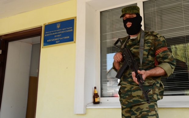 У входа на контрольно-пропускной пункт в Донецке © РИА Новости, Наталья Селиверстова Контрольно-пропускной пункт в Донецке © РИА Новости, Наталья Селиверстова