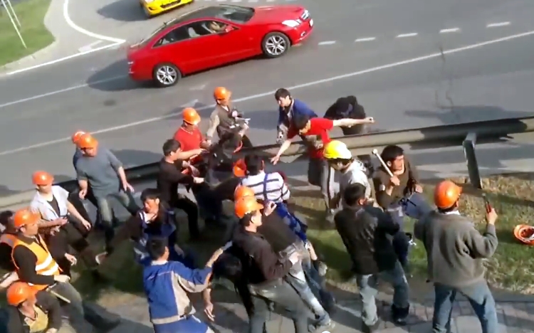 Драка мигрантов на стройке «Москва-сити». Стоп-кадр с видео в YouTube Драка мигрантов на стройке «Москва-сити». Стоп-кадр с видео в YouTube