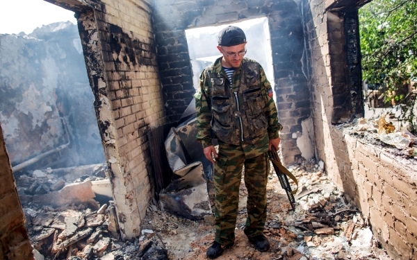 Ополченец в своем разрушенном доне под Славянском © РИА Новости, Андрей Стенин