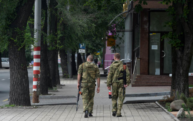 Ополченцы Донбасса на одной из улиц города Донецка © РИА Новости, Михаил Воскрес