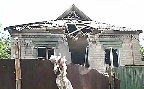 Пострадавший при обстреле жилой дом в Славянске. Стоп-кадр с видео в YouTube Пострадавший при обстреле жилой дом в Славянске. Стоп-кадр с видео в YouTube
