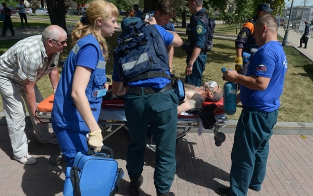 Оказание помощи одному из пострадавших при аварии в столичном метро © РИА Новости, Евгений Биятов Оказание помощи одному из пострадавших © РИА Новости, Евгений Биятов
