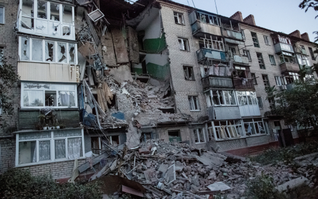 Последствия артиллерийского обстрела украинскими военными в Славянске © РИА Новости, Андрей Стенин Последствия артиллерийского обстрела украинскими военными в С