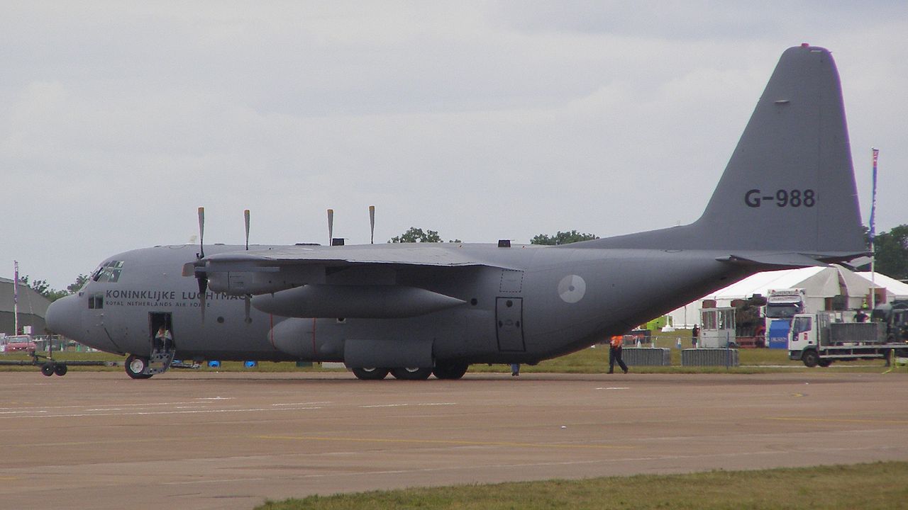 Военный транспортник C-130H-30 Hercules. Фото MilborneOne с сайта wikimedia.org Военный транспортник C-130H-30 Hercules. Фото MilborneOne с сайта wikimedia.org