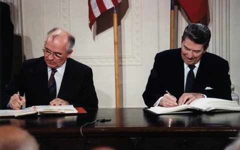 Подписание Договора о ливидации РСМД. Фото с сайта reagan.utexas.edu Подписание Договора о ливидации РСМД. Фото с сайта reagan.utexas.edu