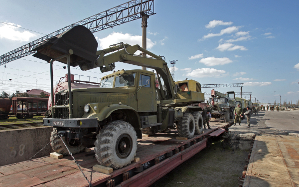 Украинские военные вывозят технику из Крыма © РИА Новости, Тарас Литвиненко Украинские военные вывозят технику из Крыма © РИА Новости, Тарас Литвиненко