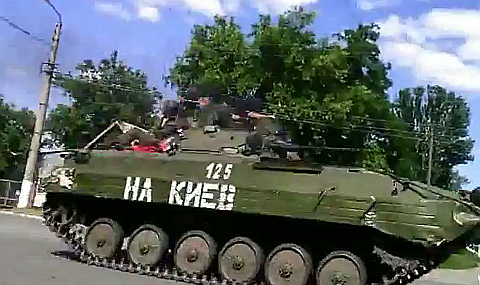 Ополченцы по пути в Донецк. Стоп-кадр с видео в YouTube Ополченцы по пути в Донецк. Стоп-кадр с видео в YouTube
