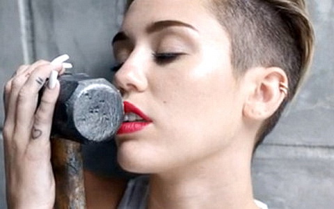 Кадр из клипа «Wrecking Ball». Скриншот с YouTube