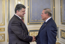 Петр Порошенко и Роберт Менендес. Фото с сайта president.gov.ua Петр Порошенко и Роберт Менендес. Фото с сайта president.gov.ua