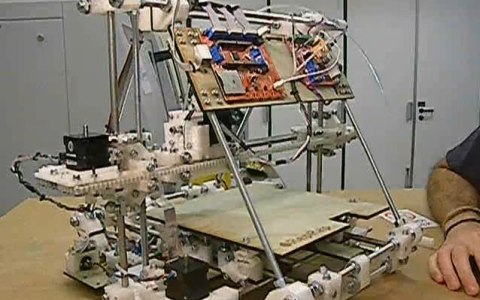 Трехмерный принтер RepRap 2.0. Фото CharlesC с сайта wikimedia.org