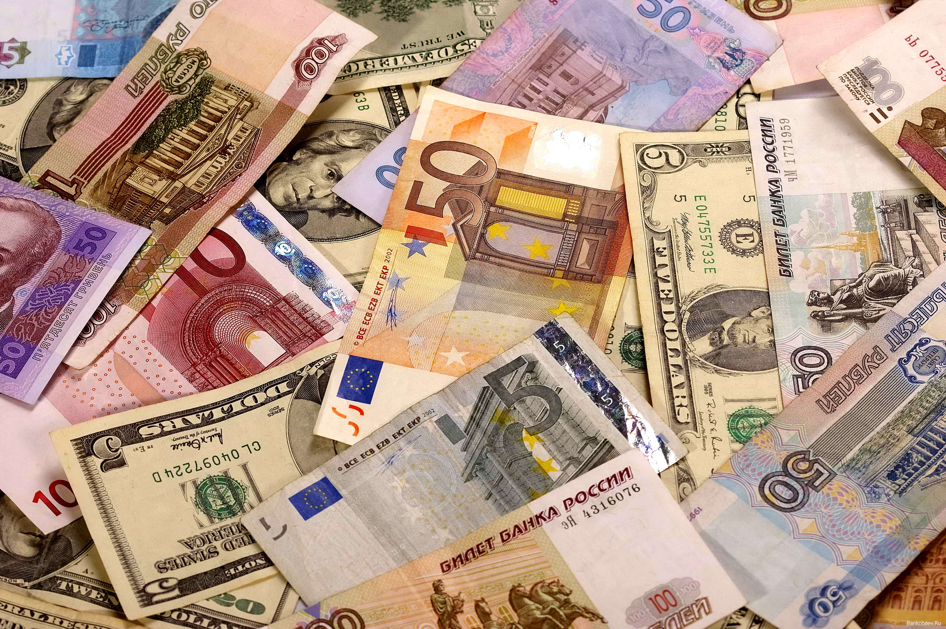 Курс доллара и евро вновь взлетел на второй день торгов в 2015 году | KM.RU