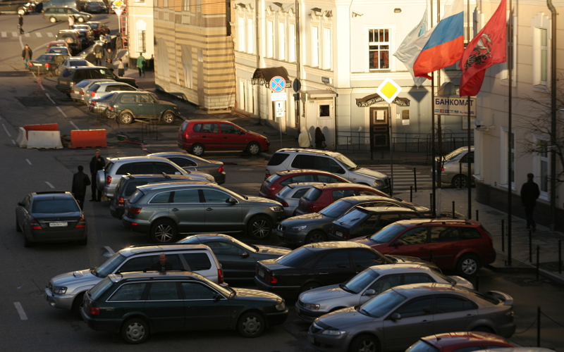 Парковка в центре Москвы © KM.RU Парковка в центре Москвы © KM.RU