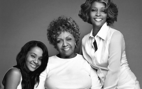 Бобби Кристина Браун с бабушкой и мамой. Фото с офстраницы в Facebook