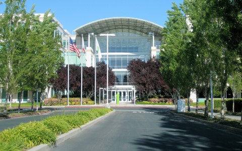 Штаб-квартира «Apple» в Купертино. Фото с сайта wikimedia.org Штаб-квартира «Apple» в Купертино. Фото с сайта wikimedia.org