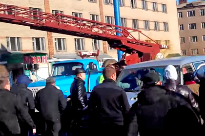 Митингующие местные жители. Стоп-кадр с видео в YouTube