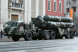 Зенитный ракетный комплекс С-400 «Триумф». Фото с сайта wikimedia.org Зенитный ракетный комплекс С-400 «Триумф». Фото с сайта wikimedia.org