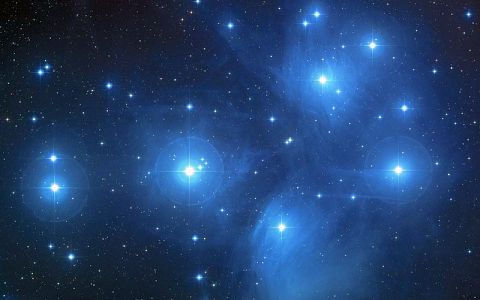 «Синие звезды» (Плеяды). Фото с сайта hubblesite.org «Синие звезды» (Плеяды). Фото с сайта hubblesite.org
